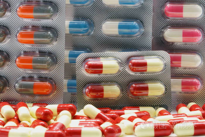 在白色背景上的泡罩包装的抗生素胶囊药丸只需添加您自己的文本药物