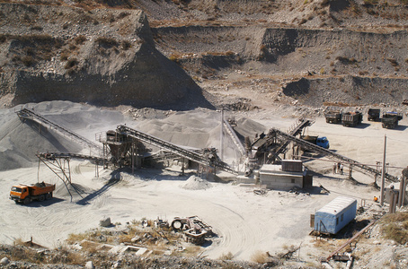 金属矿产坑图片