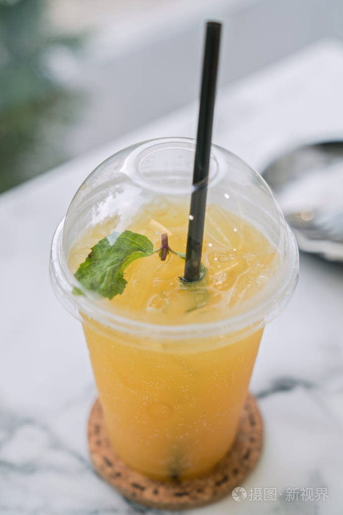 在白色桌子上芒果苏打