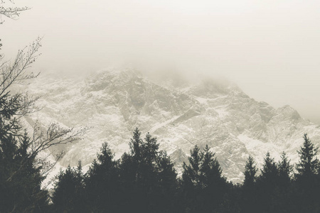 一条大山脉与雪和云的视图