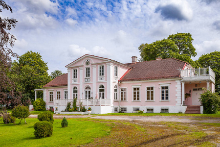 庄园，Saaramaa 岛，爱沙尼亚。夏天阳光灿烂的日子