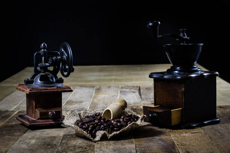 老时尚磨床磨削美味咖啡上旧的木制 t