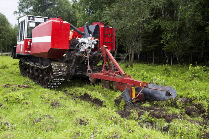 在工作过程中的集材拖拉机