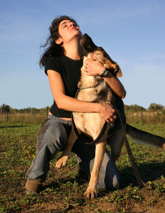 德国牧羊犬和女人