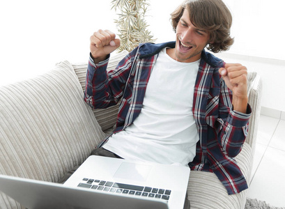 快乐的年轻人看着手提电脑的屏幕