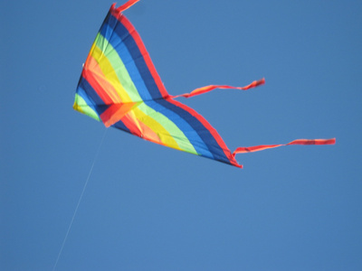 五颜六色的风筝在天空中图片
