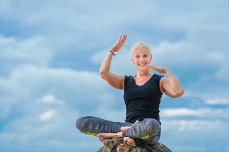 西部菲茨杰拉德河国家公园在地处热带的海滩浮潜设备的女人加利西亚