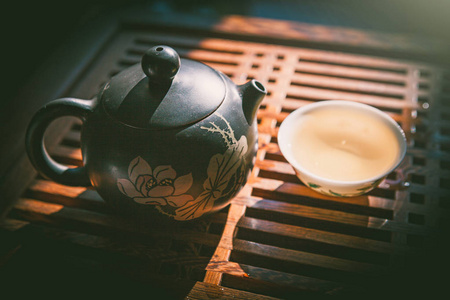 中国茶道。茶壶和绿色普洱茶木制的桌子上一杯。亚洲的传统文化