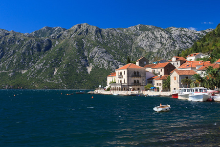 美丽的景色的沿海城镇的 Perast，黑山