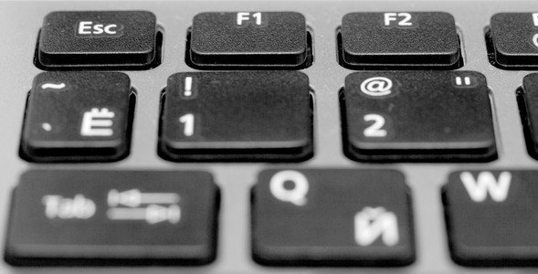 黑色与白色字母键盘