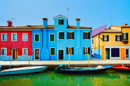 威尼斯地标 布拉诺岛运河 多彩的房子和小船