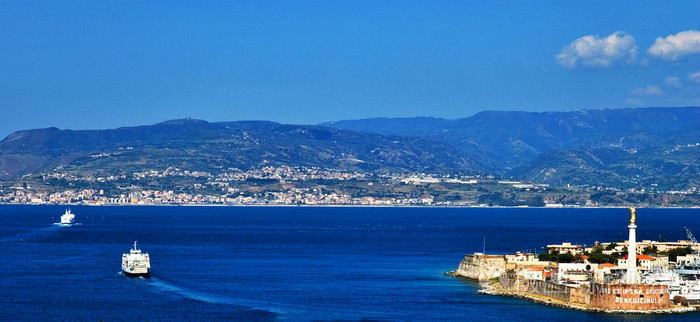 墨西拿海峡两岸视图
