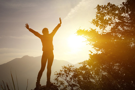 张开双臂背影图片