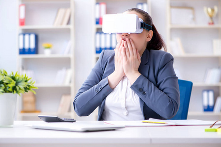 虚拟现实眼镜在办公室的女商人