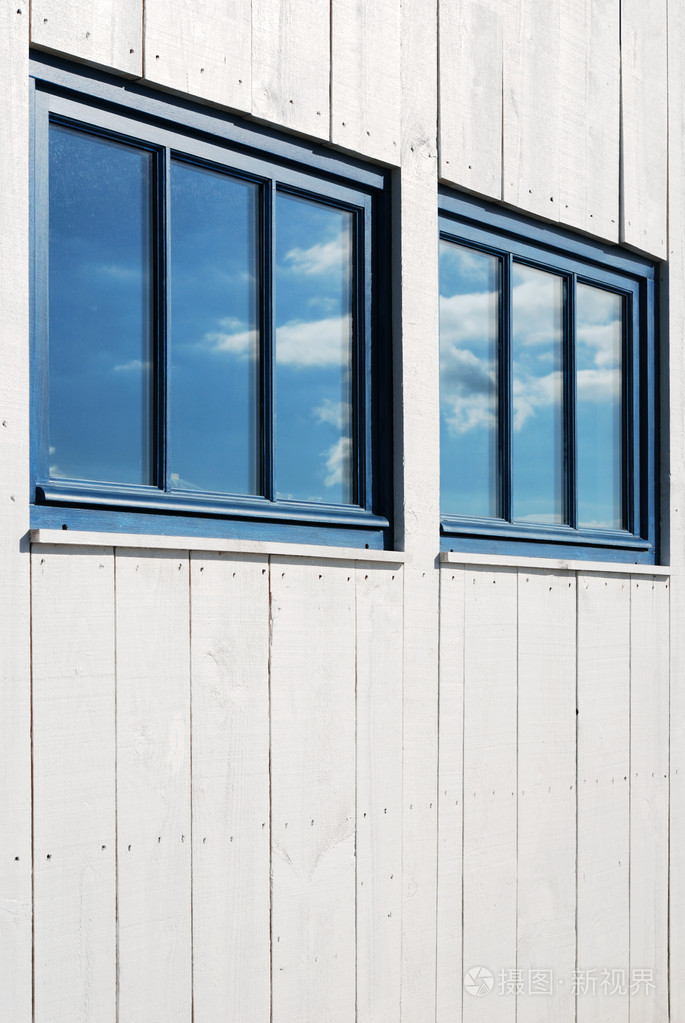 白色的外墙和天空全反射