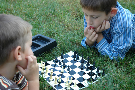 男孩下棋