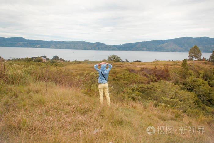 女人站在山上看着多巴湖