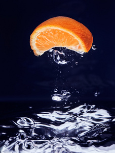 橘子普通话落在蓝水里