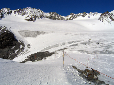 冰川断裂的滑雪道