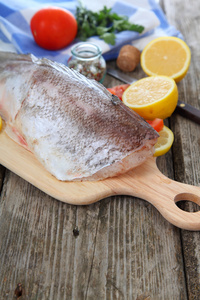 砧板上的鱼图片