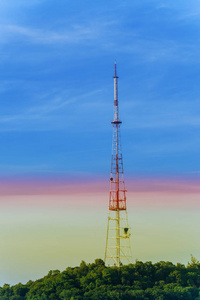 在山上的广播电视塔