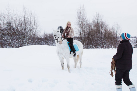 女孩，驯马师和上一个冬天的白马