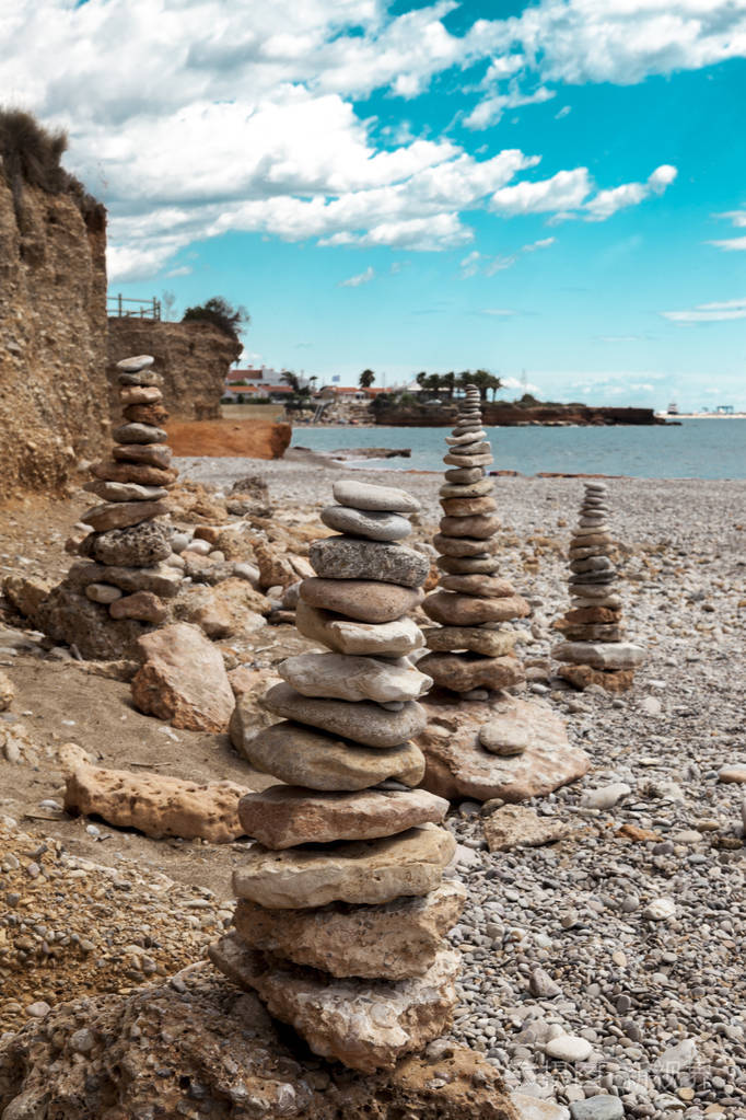 碎石桩在海滩上石头塔特写