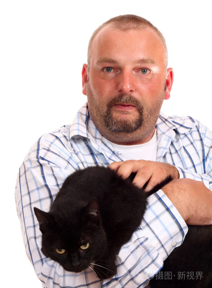 男人手里拿着黑猫