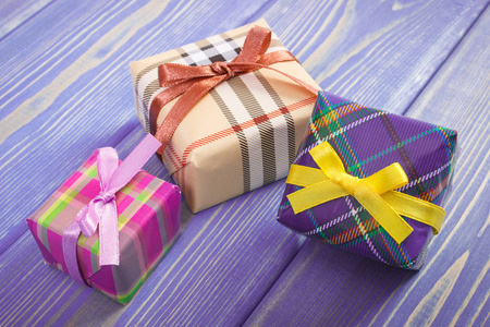圣诞节或其他庆祝活动用丝带的礼物包装纸
