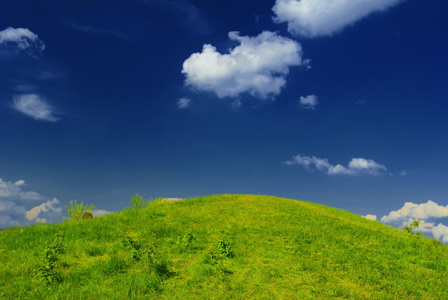 田园诗般的夏日绿山