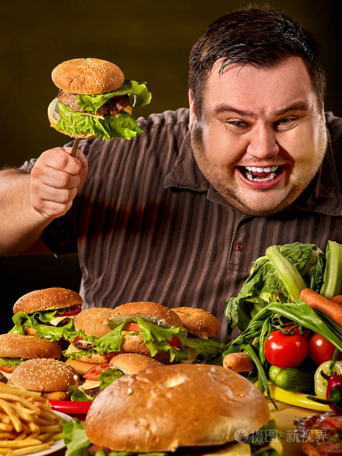 饮食胖男人使之间健康和不健康的食物选择