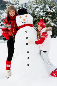 冬季娱乐 雪人和幸福的家庭