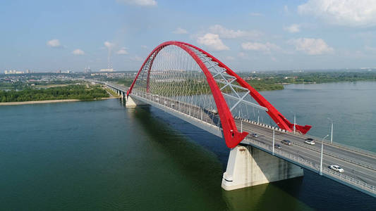 无人机飞行过了河。斜拉桥的 bridge.beautiful 景观