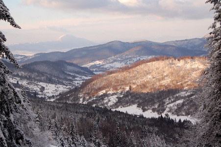 山，山岳 mountain的名词复数  山脉 群山