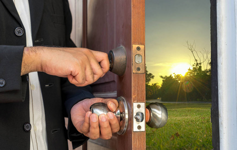 商人打开门按键,以景观视图照片