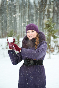 年轻女子在打雪仗玩