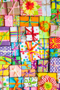 彩色的礼品盒用五彩缤纷的彩带。白色背景。礼物