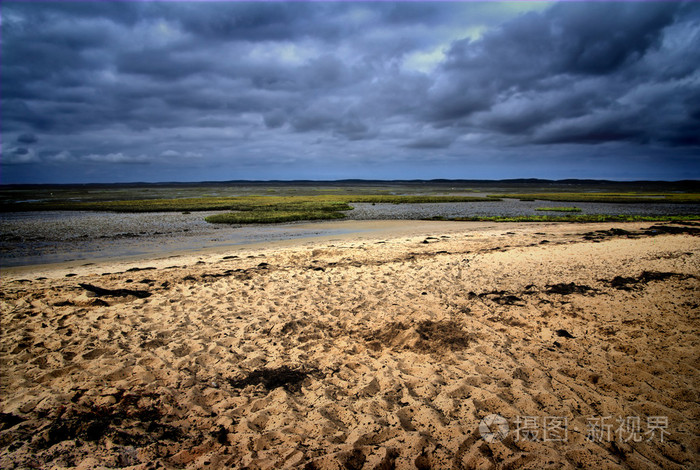 风暴在荒凉的海滩上