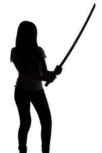 用剑的年轻女人的剪影图片