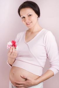 怀着鲜花的怀孕少女