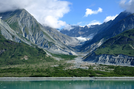 山，山岳 mountain的名词复数  山脉 群山