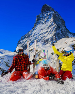 幸福的家庭享受寒暑假在山。滑雪太阳