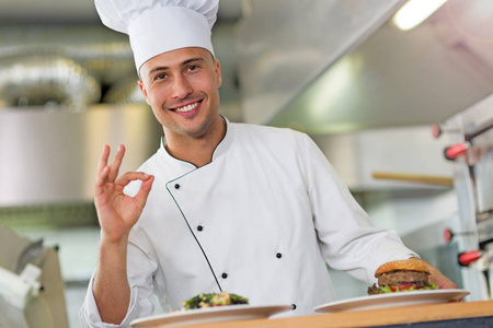 在工作的厨师照片