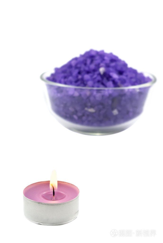一堆紫色浴盐和蜡烛