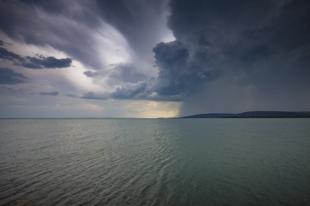 巴拉顿湖上空的风暴