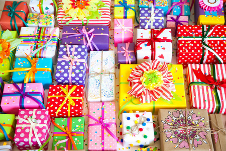 彩色的礼品盒用五彩缤纷的彩带。白色背景。礼物