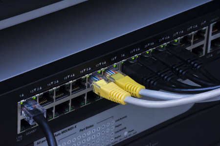 网络交换机集线器和数据中心的以太网电缆