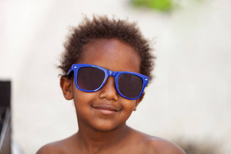 美国黑人孩子带着太阳眼镜
