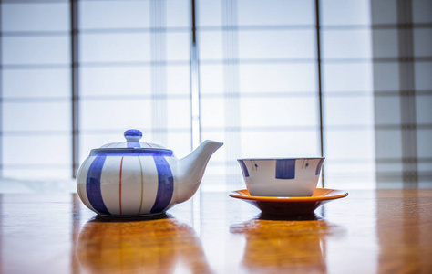 茶壶和杯日本风格木制的桌子上