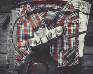 格子衬衫，牛仔裤及老胶片相机。顶视图
